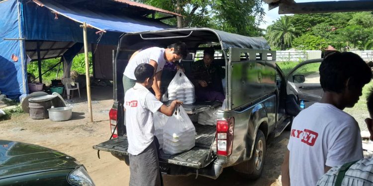ရေဘေးသင့်ပြည်သူများကို ထမင်းဘူးများဆက်လက်လှူဒါန်း