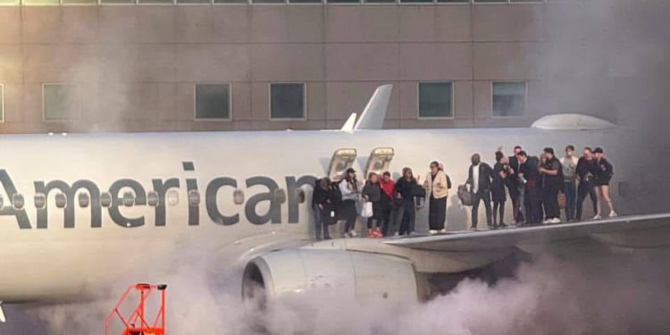 ကန်တွင် Boeing 737-800 အမျိုးအစားလေယာဉ် အင်ဂျင်မီးလောင်