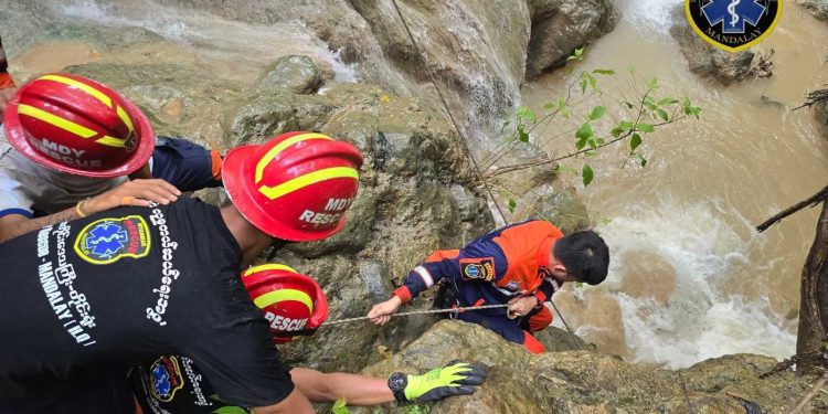 ရေတံခွန်တောင်မှ ပြုတ်ကျပျောက်ဆုံးသူနှစ်ဦးလုံး ရှာဖွေတွေ့ရှိ