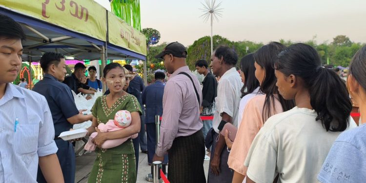 ပြည်သူ့ရင်ပြင်၌ စတုဒိသာ ကျွေးမွေးလှူဒါန်း