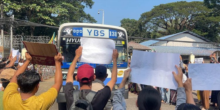 အင်းစိန်ထောင်မှ ပြစ်ဒဏ်လွတ်ငြိမ်းခွင့်ပြုသည့် အကျဉ်းသားများ ပြန်လွတ်