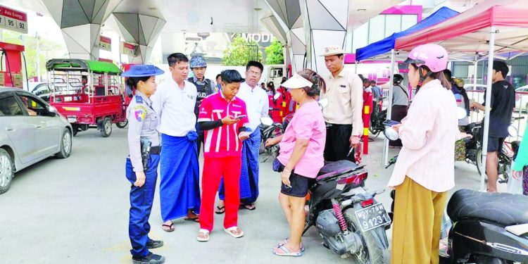 Bar Code/QR Code များ Scan မဖတ်ဘဲ စက်သုံးဆီရောင်းသည့် ဆိုင် ၃၀ အား သတိပေး