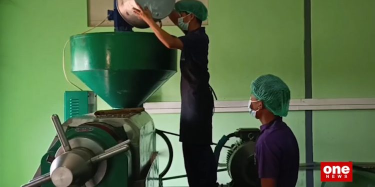 မကွေး၌ သမဝါယမဆီစက်မှ ဆီပိဿာ ၅၀၀ ထွက်ရန် လုပ်ဆောင်နေ